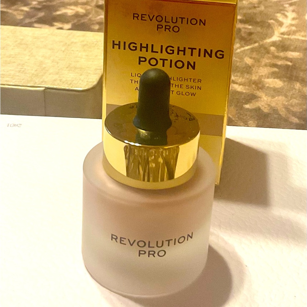 REVOLUTION PRO HIGHLIGHTING POTION in ROSE QUARTZ 0.58 fl oz.